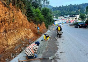 Construcción de cunetas en tramo Salquil Grande–Nebaj evitan deterioro de asfalto en Quiché