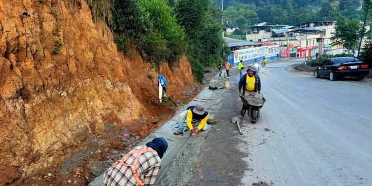 Construcción de cunetas en tramo Salquil Grande–Nebaj evitan deterioro de asfalto en Quiché