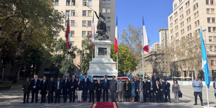 Centroamérica conmemora su independencia con ofrenda floral en Chile
