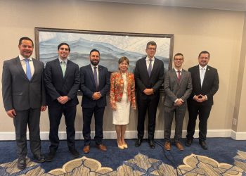Guatemala impulsa diálogo sobre conectividad aérea en Canadá