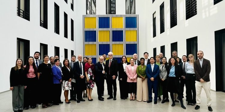 Embajador de Guatemala participa en diálogo sobre movilidad laboral y protección de trabajadores en Alemania