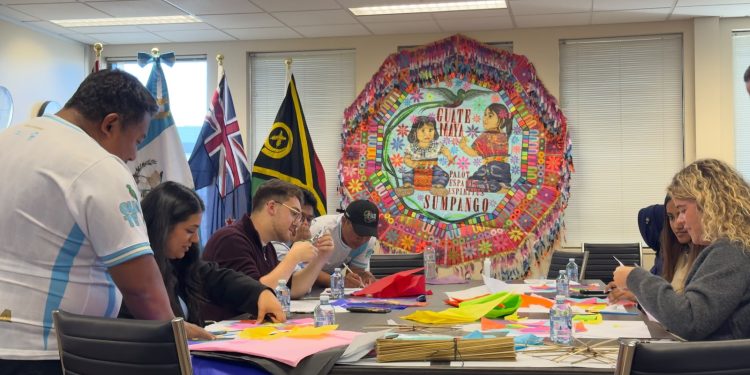 Embajada en Australia comparte la tradición de los barriletes con estudiantes universitarios