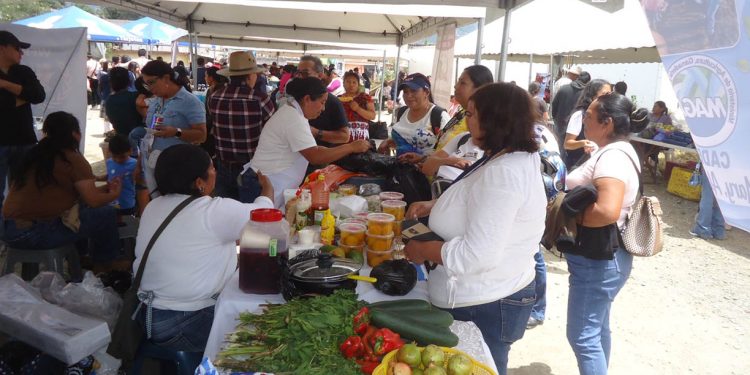 Impulsan el comercio y la economía local en Feria del Agricultor de Huehuetenango