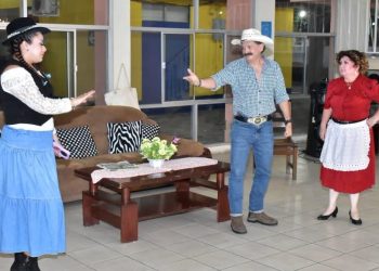 Mintrab presenta obra de teatro “Los Tripilla” en centro recreativo y vacacional