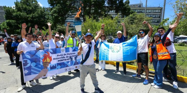 Mintrab se une a celebración de los 205 años de Independencia