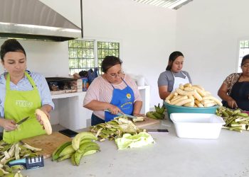 Mujeres de Colpetén preparan harina de plátano para evento de intercambio