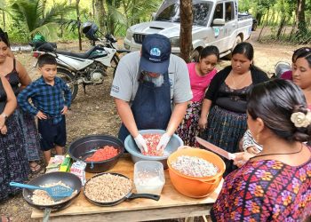 Mujeres de Livingston aprenden a transformar pescado en nuevos productos