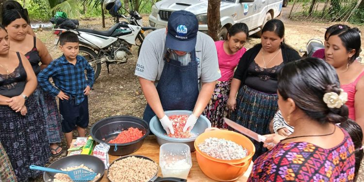 Mujeres de Livingston aprenden a transformar pescado en nuevos productos