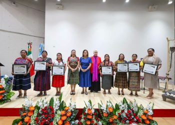 Siete mujeres indígenas destacadas reciben la Orden Ütz Samaj