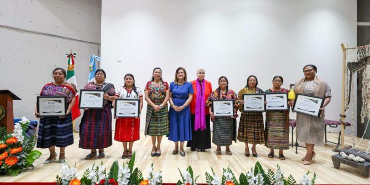 Siete mujeres indígenas destacadas reciben la Orden Ütz Samaj