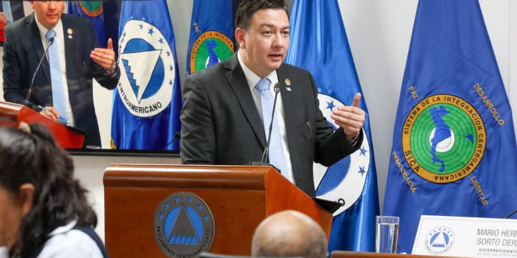 Director del IGM expone avances migratorios ante el PARLACEN