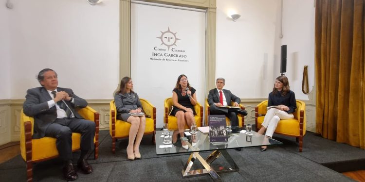 Misión diplomática de Guatemala en Perú acompaña presentación de obra sobre liderazgo femenino