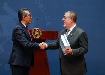Presidente Bernardo Arévalo, acompañado del Ministro de Finanzas, Jonathan Menkos, presenta Proyecto de Presupuesto General de la Nación 2027