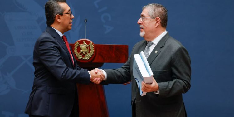Presidente Bernardo Arévalo, acompañado del Ministro de Finanzas, Jonathan Menkos, presenta Proyecto de Presupuesto General de la Nación 2027