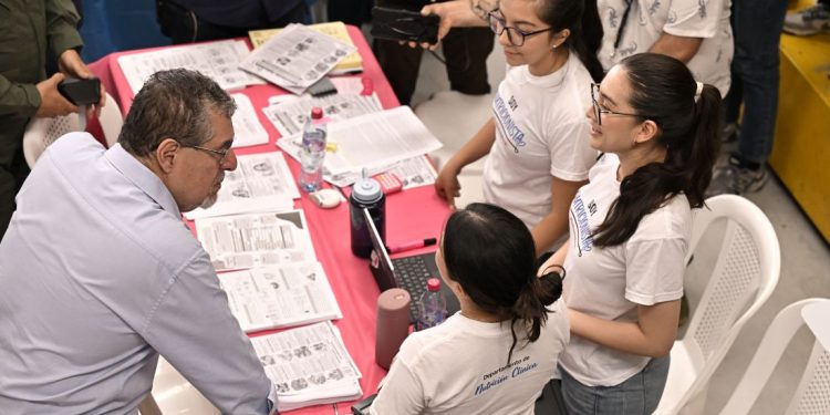 Presidente Bernardo Arévalo resalta esfuerzo interinstitucional de llevar atención médica durante Feria Integral de la Salud