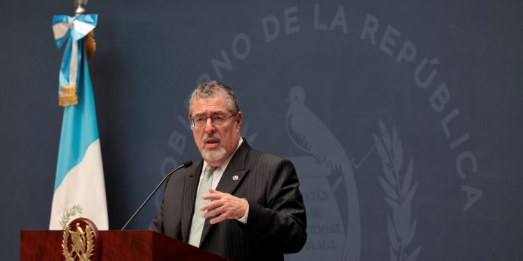 Ejecutivo presentará iniciativa para fijar precio máximo del diésel en 39 quetzales