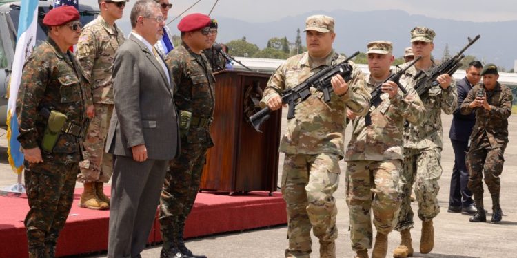 Presidente Arévalo destaca que nuevo equipamiento del Ejército fortalece la seguridad nacional