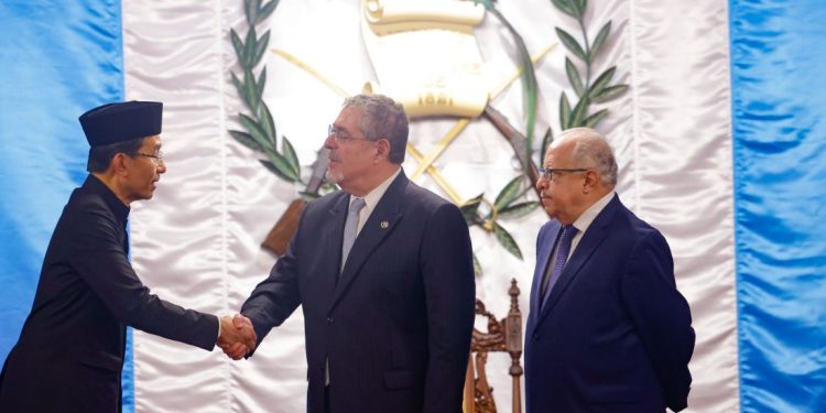 Presidente Bernardo Arévalo recibe cartas credenciales de diplomáticos de tres países