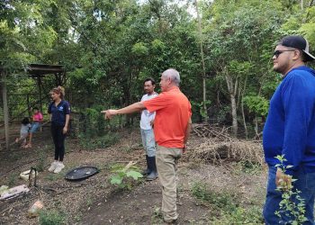 Productor de Sayaxché recibe asesoría para iniciar cultivo de tilapia