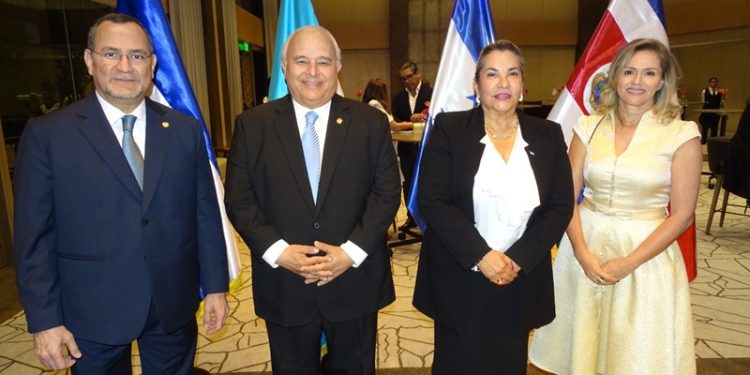 Guatemala y Centroamérica celebran unidos 205 años de independencia en Lima