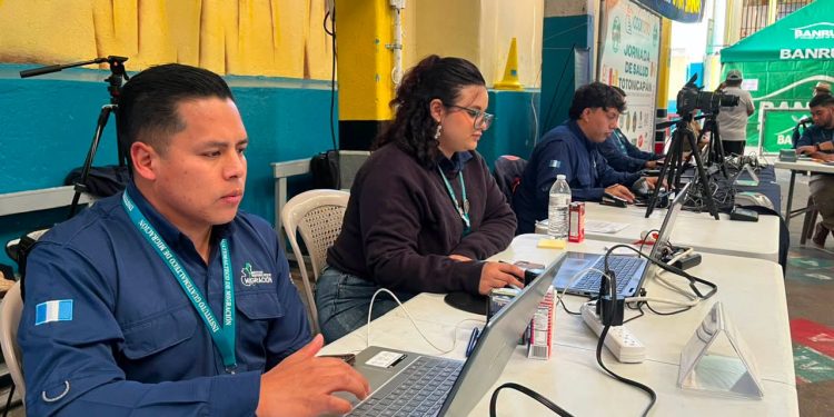 Jornada Integral acerca servicios de salud y migración a Totonicapán