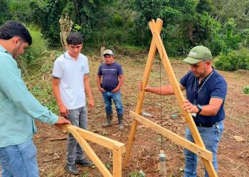 Trazo de curvas a nivel y siembra de hortalizas benefician a productores de Zacapa