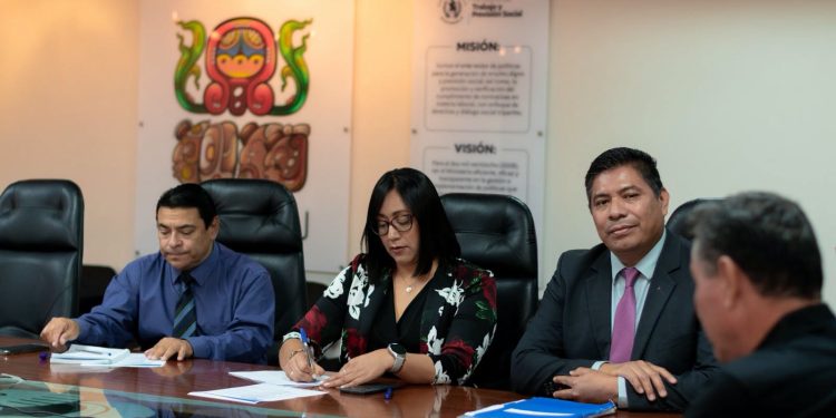 Mintrab suscribe convenio con comuna de Cabañas para implementar VUME