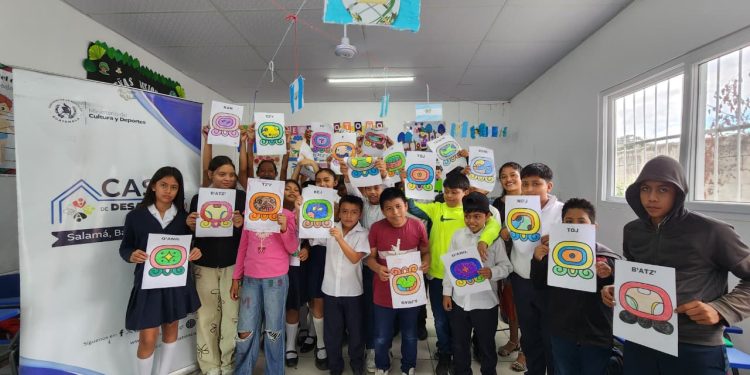 Casa de Desarrollo Cultural imparte taller sobre la cosmovisión y los 20 nahuales a estudiantes de Salamá