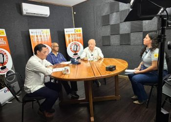 Cancilleres de Guatemala y Belice acuden a estación radial comunitaria en la Zona de Adyacencia