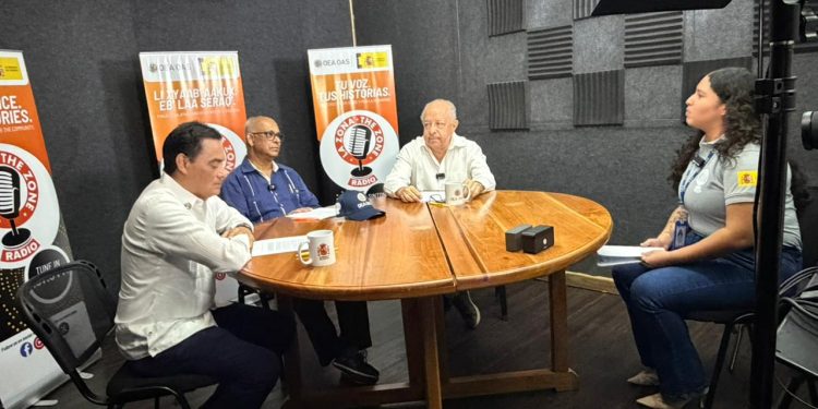 Cancilleres de Guatemala y Belice acuden a estación radial comunitaria en la Zona de Adyacencia