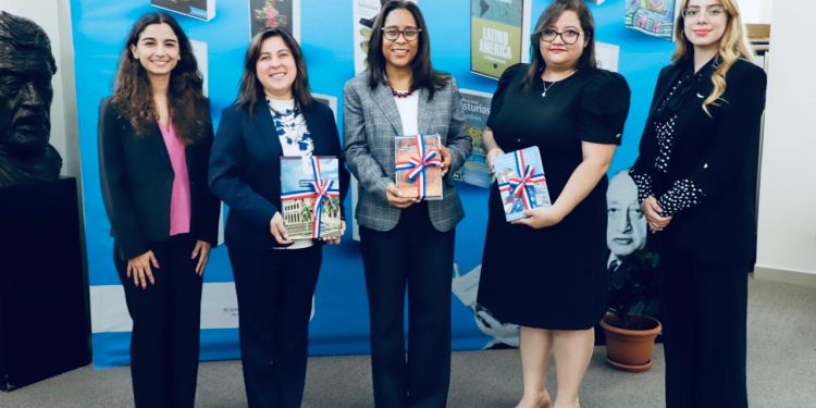 Biblioteca del MINEX enriquece su acervo bibliográfico con obras de política exterior de autores dominicanos