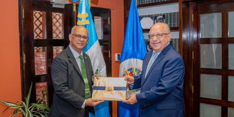 El Canciller Carlos Ramiro Martínez Alvarado recibe al Secretario General de la OEA, Albert R. Ramdin, en la Cancillería, durante su visita a Guatemala