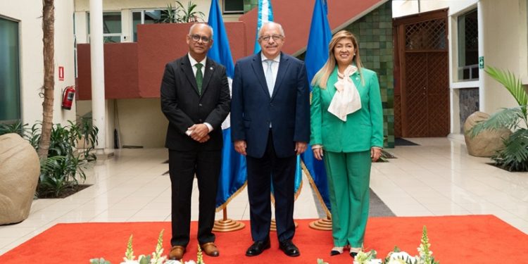 Canciller Martínez Alvarado recibe a secretarios generales de la OEA y del SICA