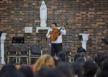 El Quinteto Xocomil maravilla a cientos de estudiantes durante concierto didáctico