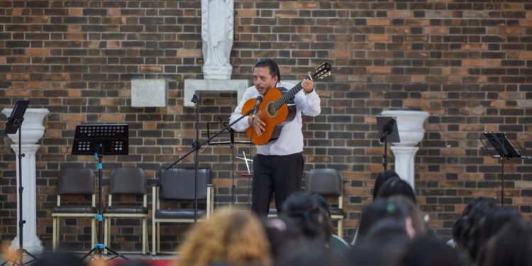 El Quinteto Xocomil maravilla a cientos de estudiantes durante concierto didáctico