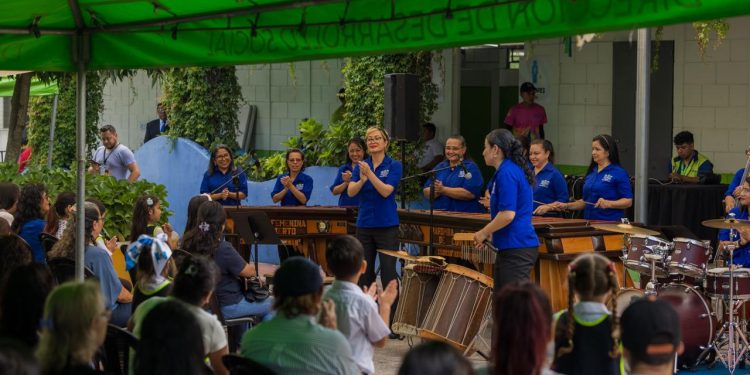 Marimba Femenina de Concierto entusiasmó a la niñez con su concierto didáctico