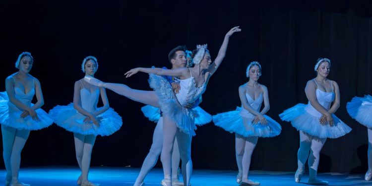 El Ballet Nacional de Guatemala deslumbra con “El Lago de los Cisnes” en el Colegio Americano