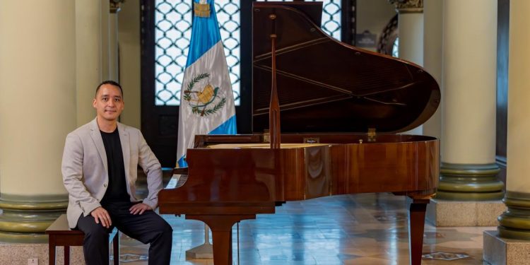 El maestro Junior Medina ensayó su próximo repertorio en el Palacio Nacional de la Cultura