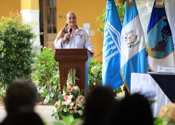 Mineduc certifica a graduados de básico