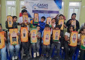 Estudiantes de San Juan Cotzal plasman en tejas de barro indumentaria del Pueblo Ixil