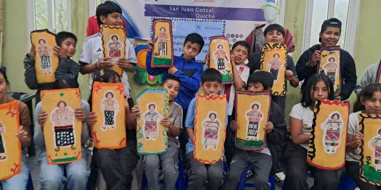Estudiantes de San Juan Cotzal plasman en tejas de barro indumentaria del Pueblo Ixil