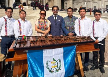 Las notas de la marimba endulzan la audiencia del Papa León XIV