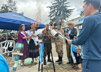El Parque de la Paz de Cobán conmemora las Fiestas Patrias con la izada de la bandera y el encendido del fuego patrio