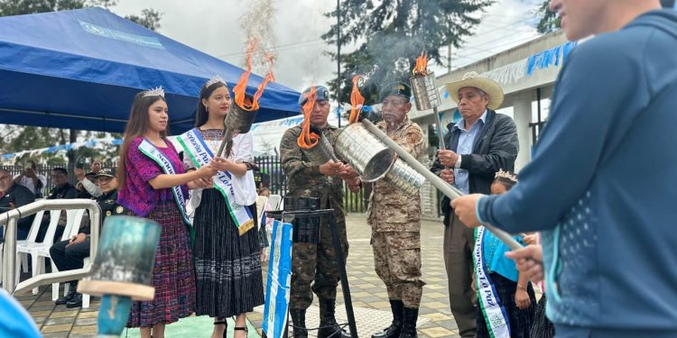 El Parque de la Paz de Cobán conmemora las Fiestas Patrias con la izada de la bandera y el encendido del fuego patrio