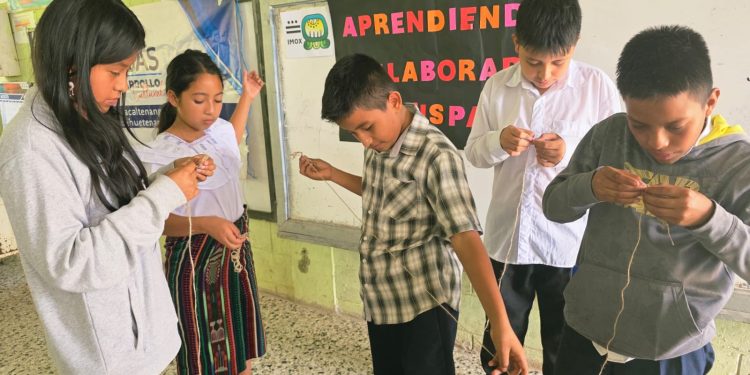 Niñez de Jacaltenango rescata el arte ancestral del tejido de morrales de palma