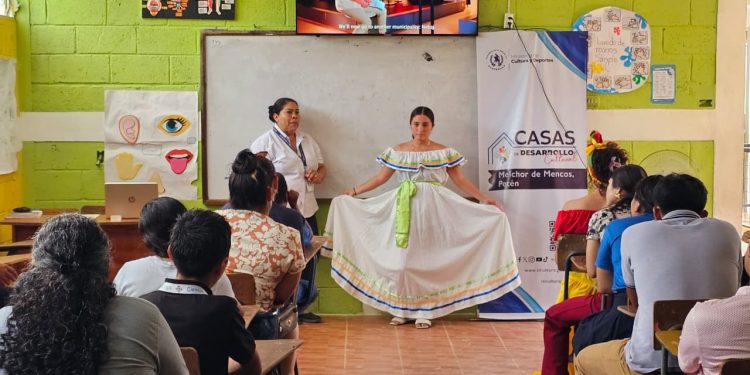 Estudiantes de Petén redescubren la historia, el simbolismo y el valor de la indumentaria de los Pueblos de Guatemala