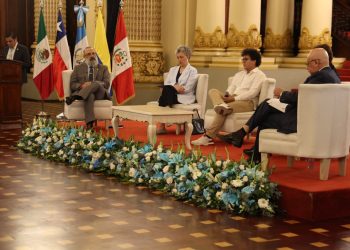 Ministro Luis Méndez Salinas moderó conversatorio sobre el legado de los Premios Nobel de Literatura de Latinoamérica