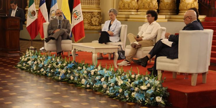 Ministro Luis Méndez Salinas moderó conversatorio sobre el legado de los Premios Nobel de Literatura de Latinoamérica