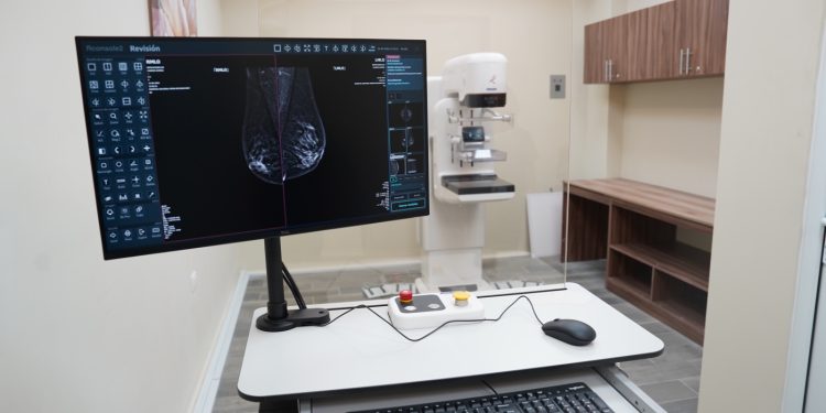 Fortalecen atención oncológica con nuevo servicio de mamografía en el Hospital Pedro de Bethancourt