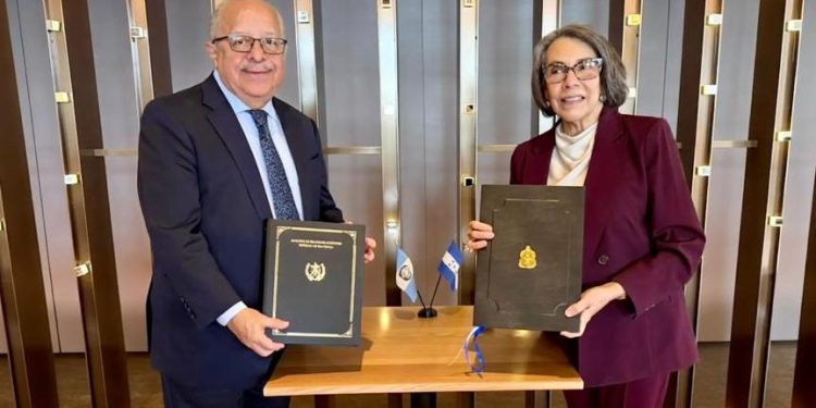 Cancilleres de Guatemala y Honduras sostienen reunión bilateral